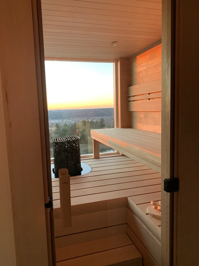 clear canadian hemlock sauna with 3 bar wide backrest