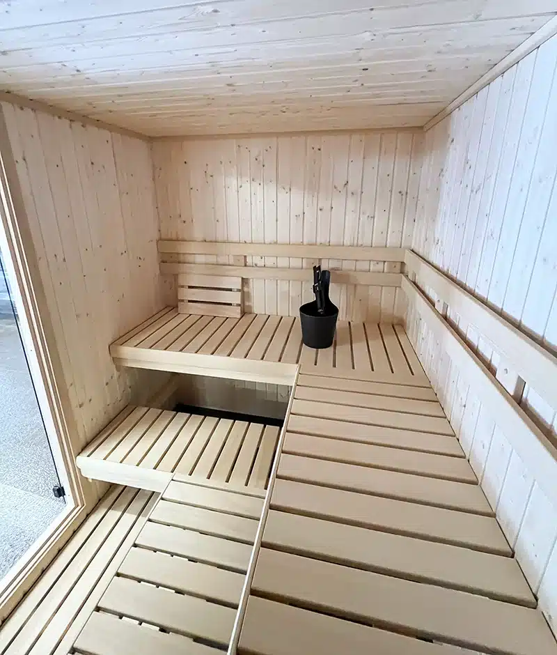 L-benching in nordic spruce sauna